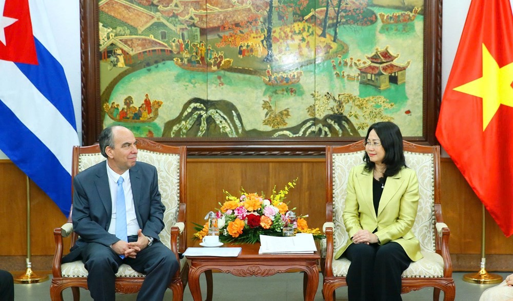 bo-truong-va-dai-su-cu-ba-1778211660.jpg