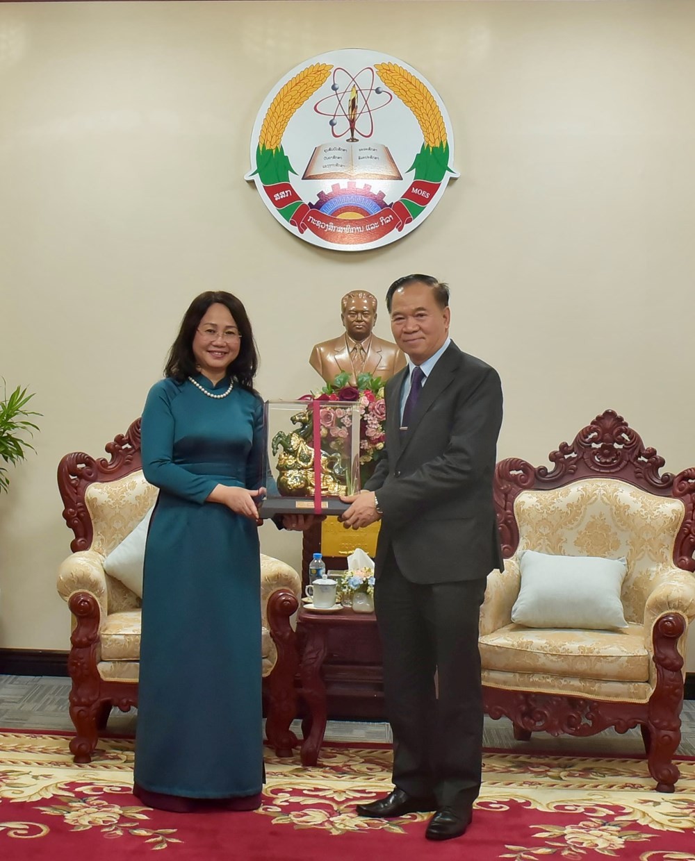 bo-truong-tang-qua-1778675121.jpg