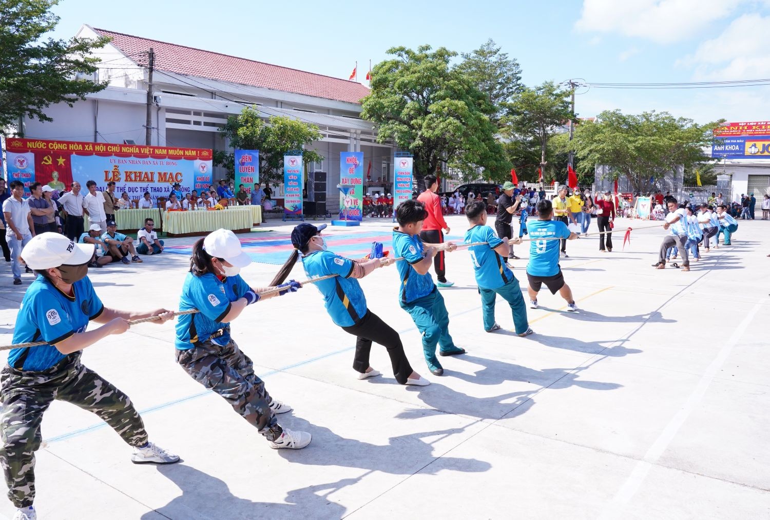 tran-thi-dau-mon-keo-co-giua-hai-doi-lien-quan-chinh-quyen-quan-su-va-lien-quan-truong-thcs-20260510103810-1778636560.jpg