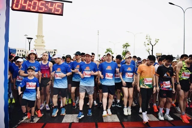 noi-dung-chay-10-km-vao-sang-som-175-1778998410.jpg