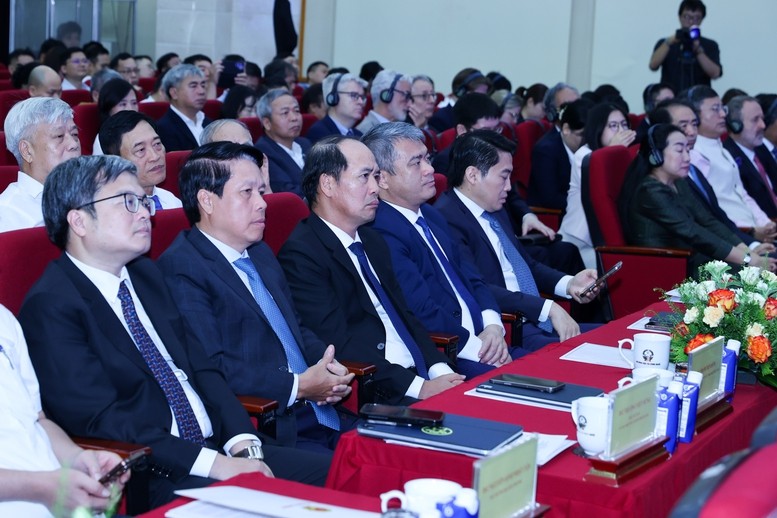 cac-dai-bieu-du-hoi-nghi-1779077445.jpg