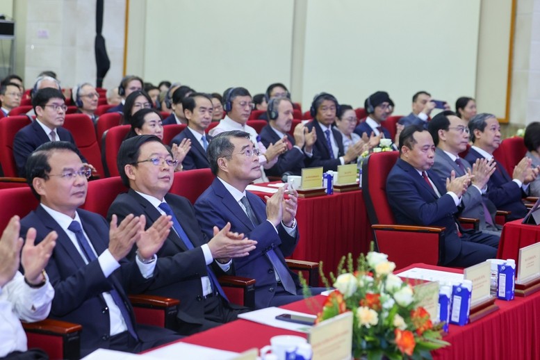 thu-tuong-va-cac-dai-bieu-du-le-chao-mung-1779077302.jpg