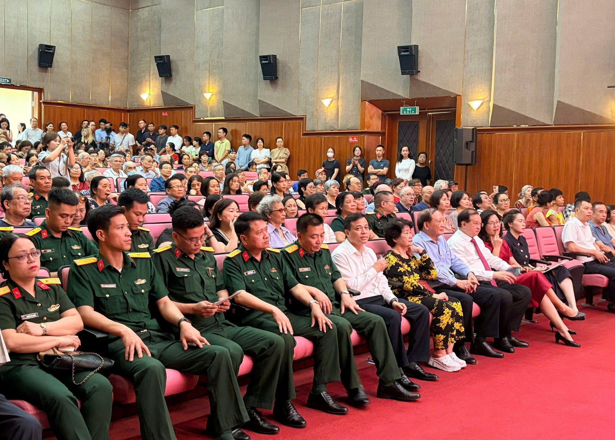 cac-dai-bieu-du-khai-mac-phim-1779177460.jpg