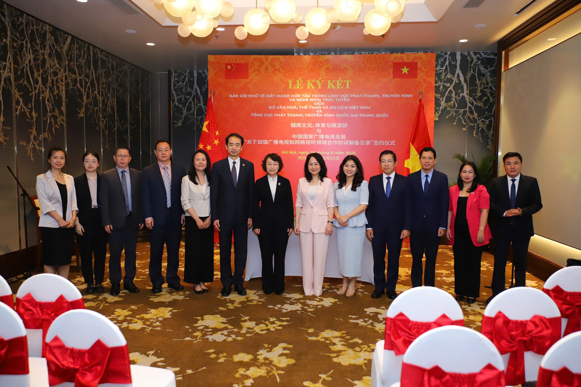 cac-dai-bieu-chup-anh-luu-niem-1779702107.jpg