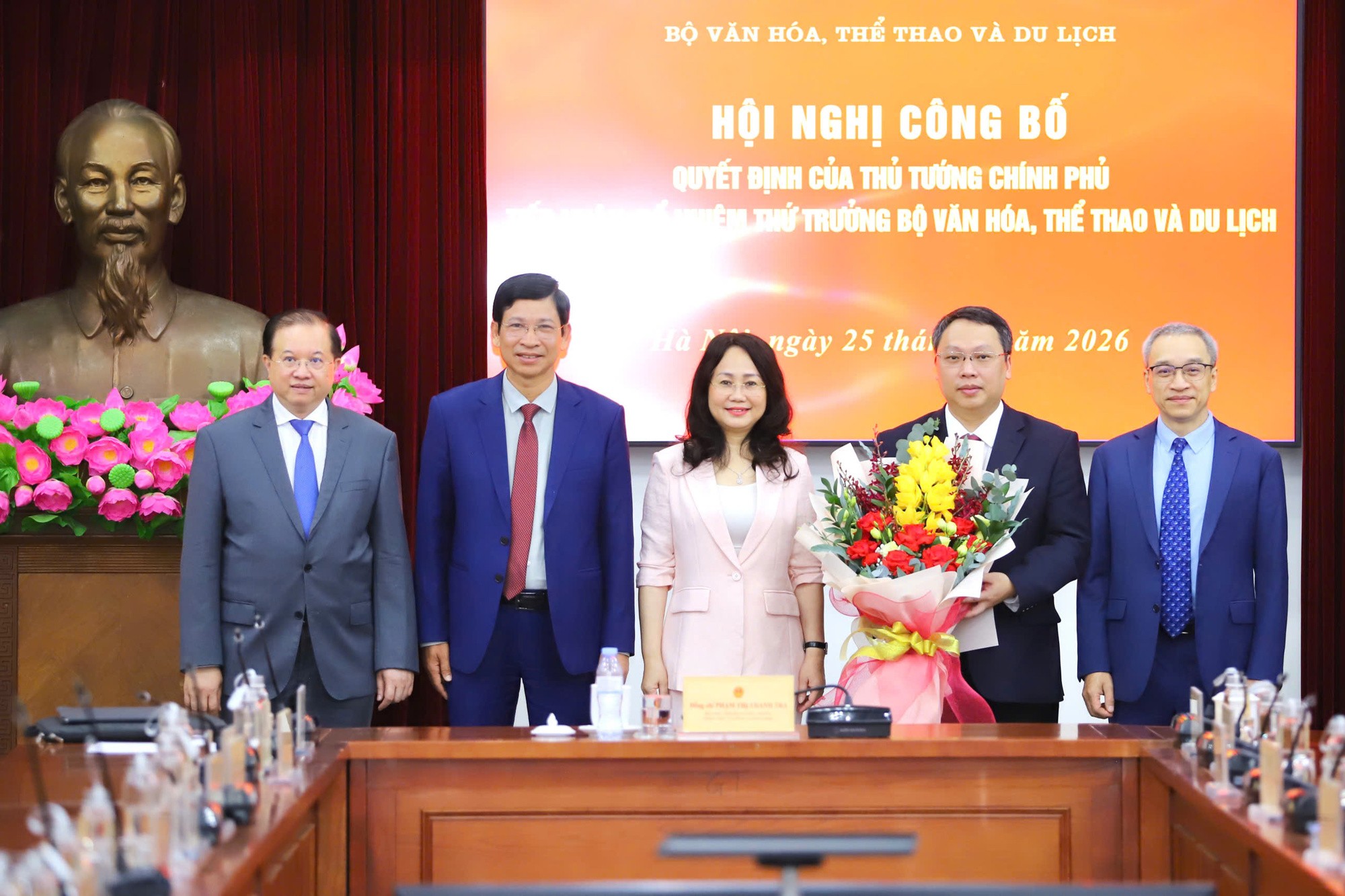 lanh-dao-bo-chuc-mung-1779679450.jpg