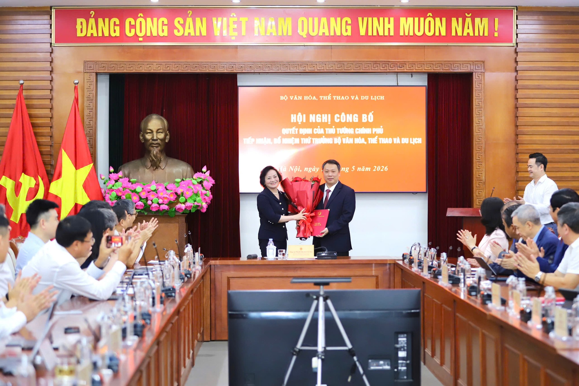 pho-thu-tuong-tang-hoa-1779679213.jpg
