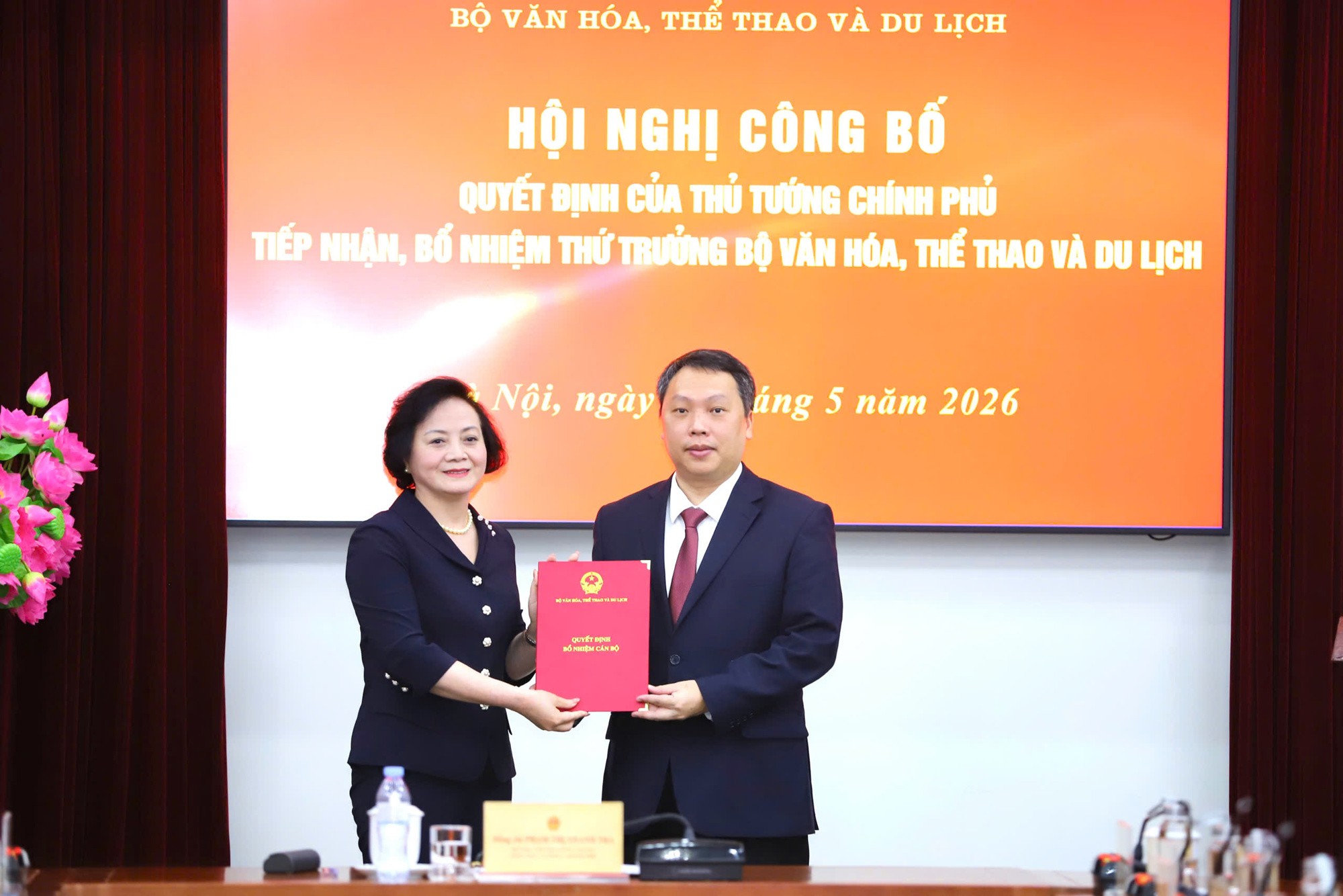 pho-thu-tuong-trao-quyet-dinh-1779679190.jpg