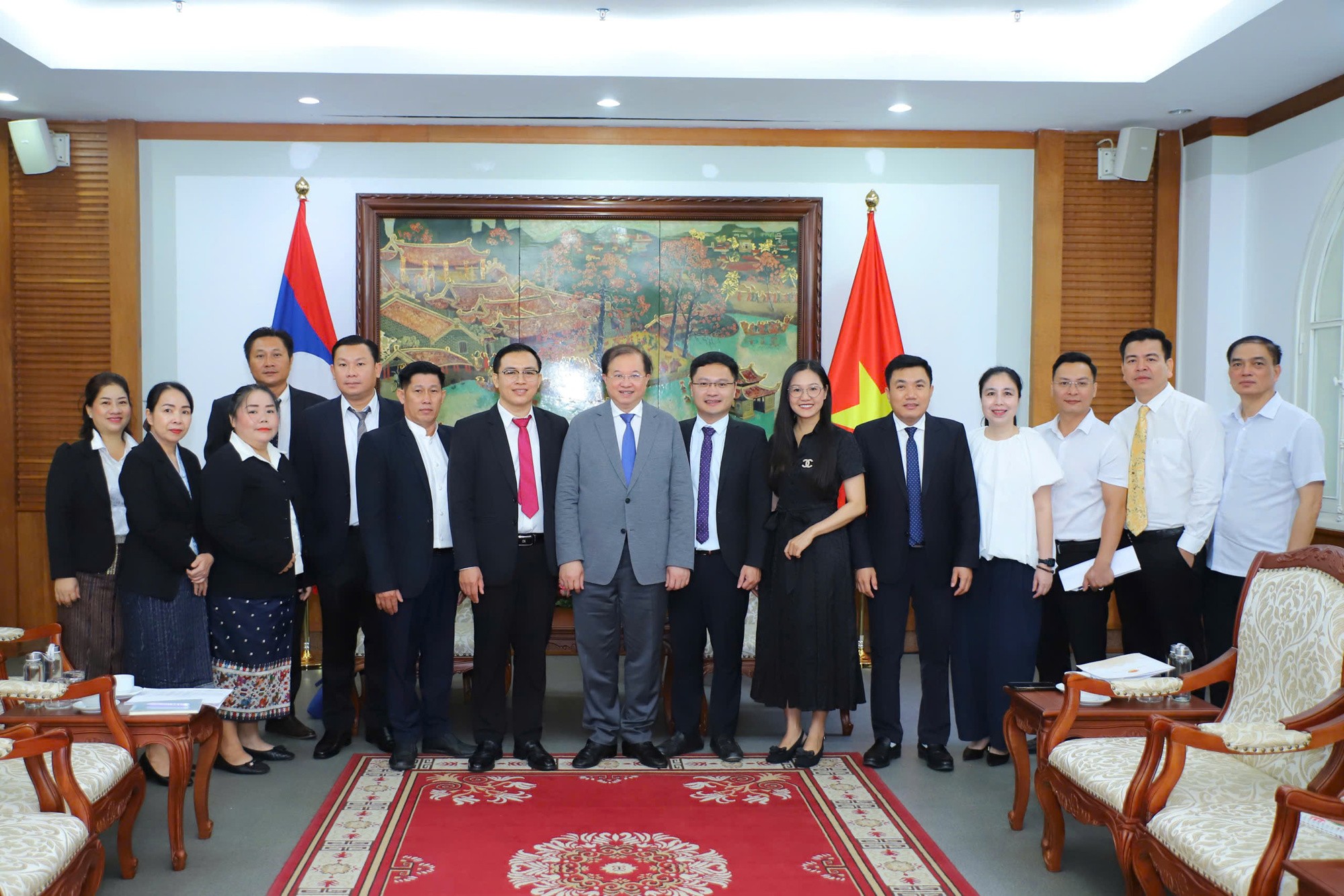 cac-dai-bieu-lao-chup-anh-luu-niem-1779785853.jpg