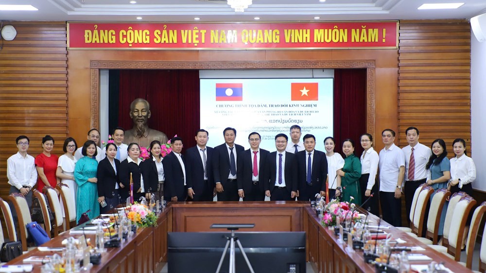 hai-ben-chup-anh-luu-niem-1779786450.jpg
