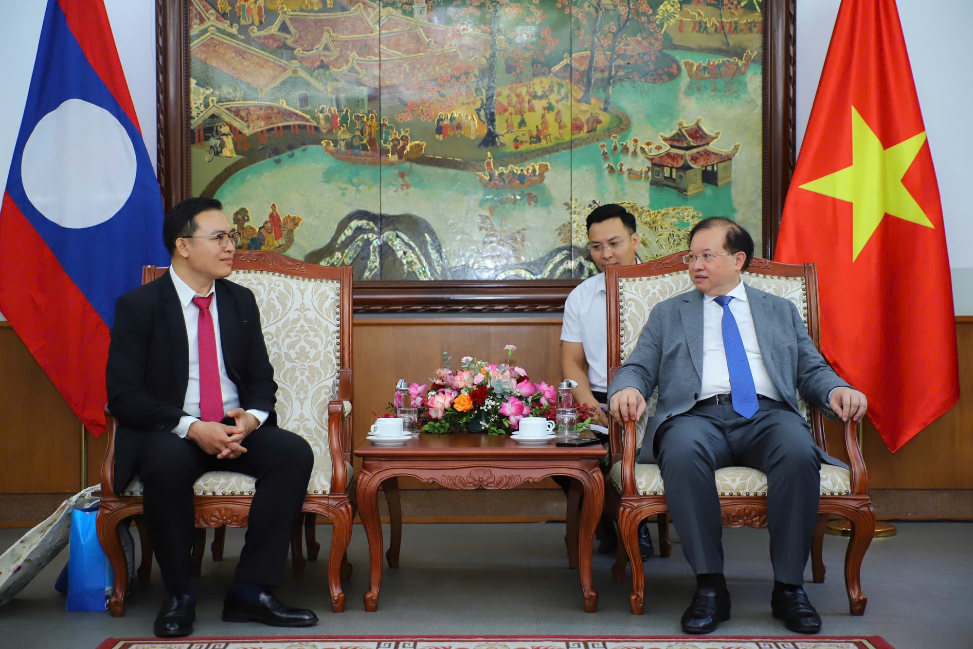 quang-canh-buoi-tiep-lao-1779785642.jpg