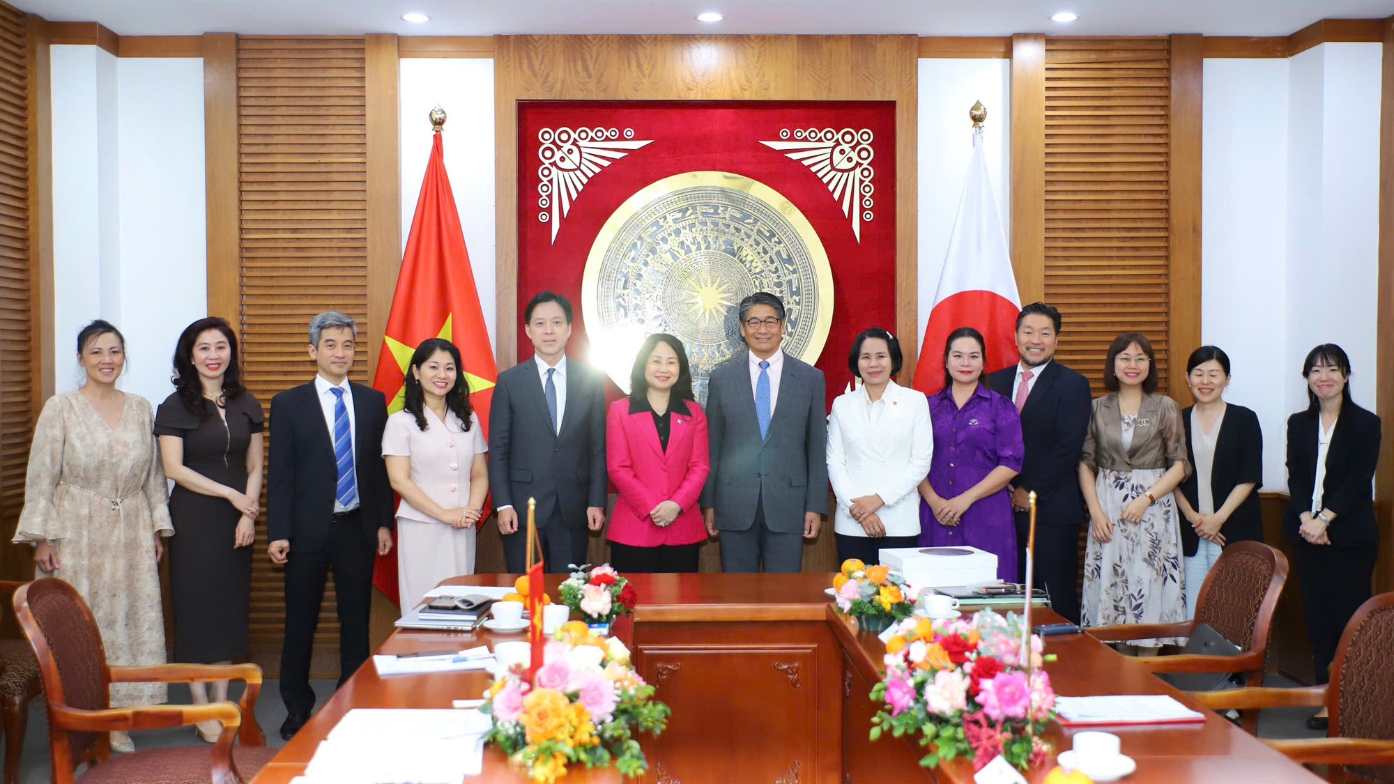 cac-dai-bieu-chup-anh-luu-niem-1779936828.jpg