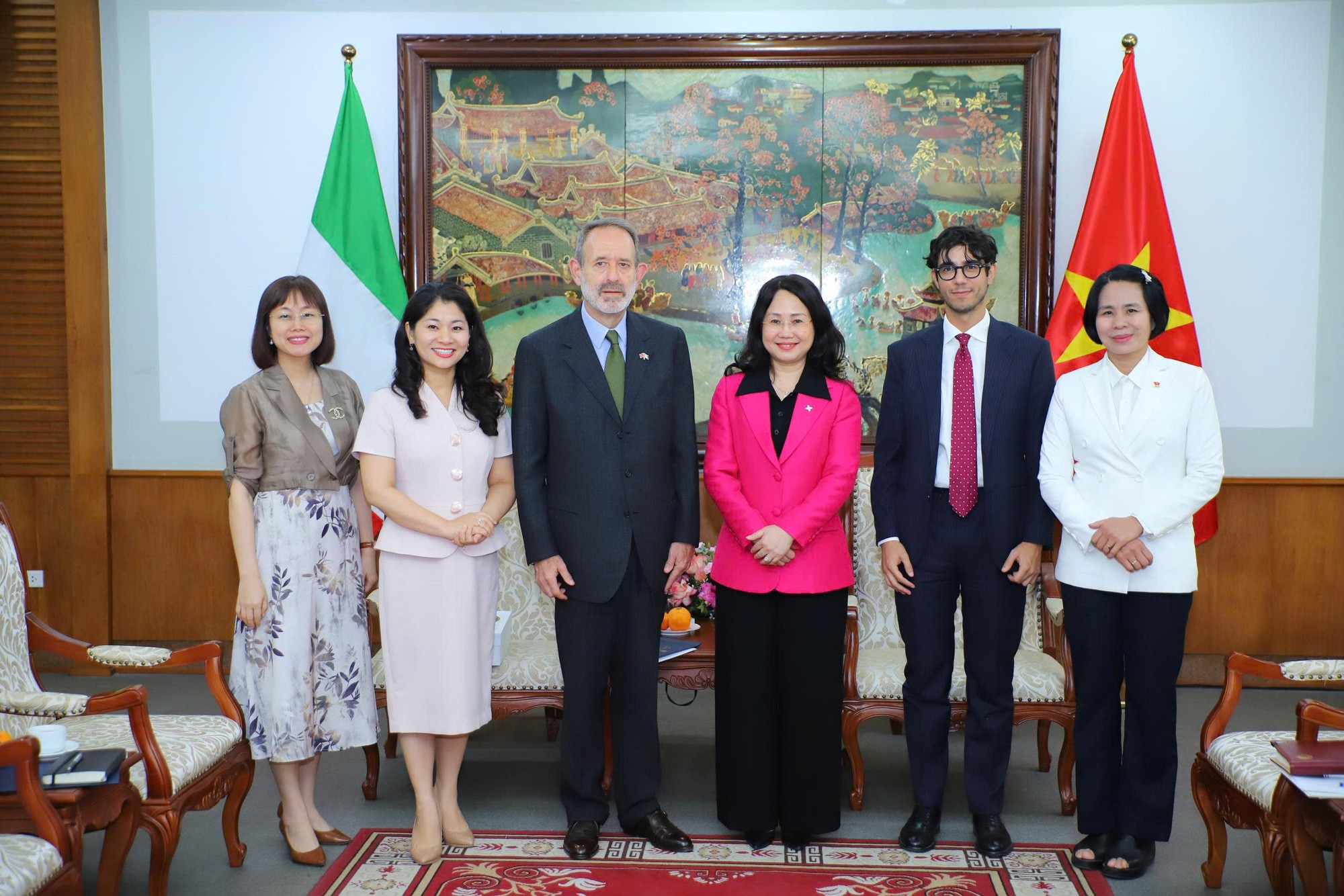 chup-anh-luu-niem-voi-y-1779937948.jpg