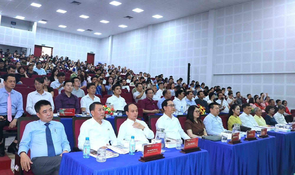 cac-dai-bieu-du-hoi-thao-1780737044.jpg