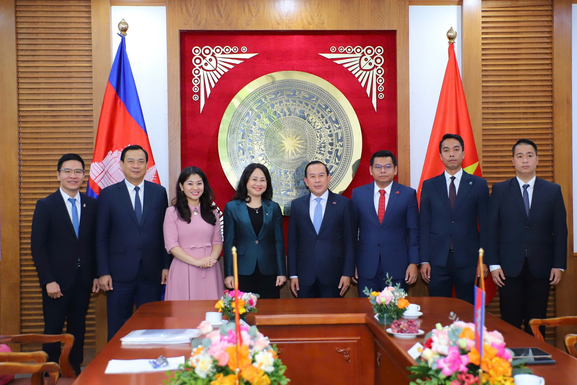 dai-bieu-chup-anh-luu-niem-voi-campuchia-1780912796.jpg