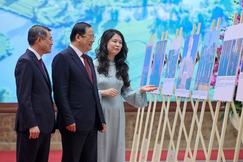 hai-thu-tuong-tham-quan-trung-bay-1780888425.jpg