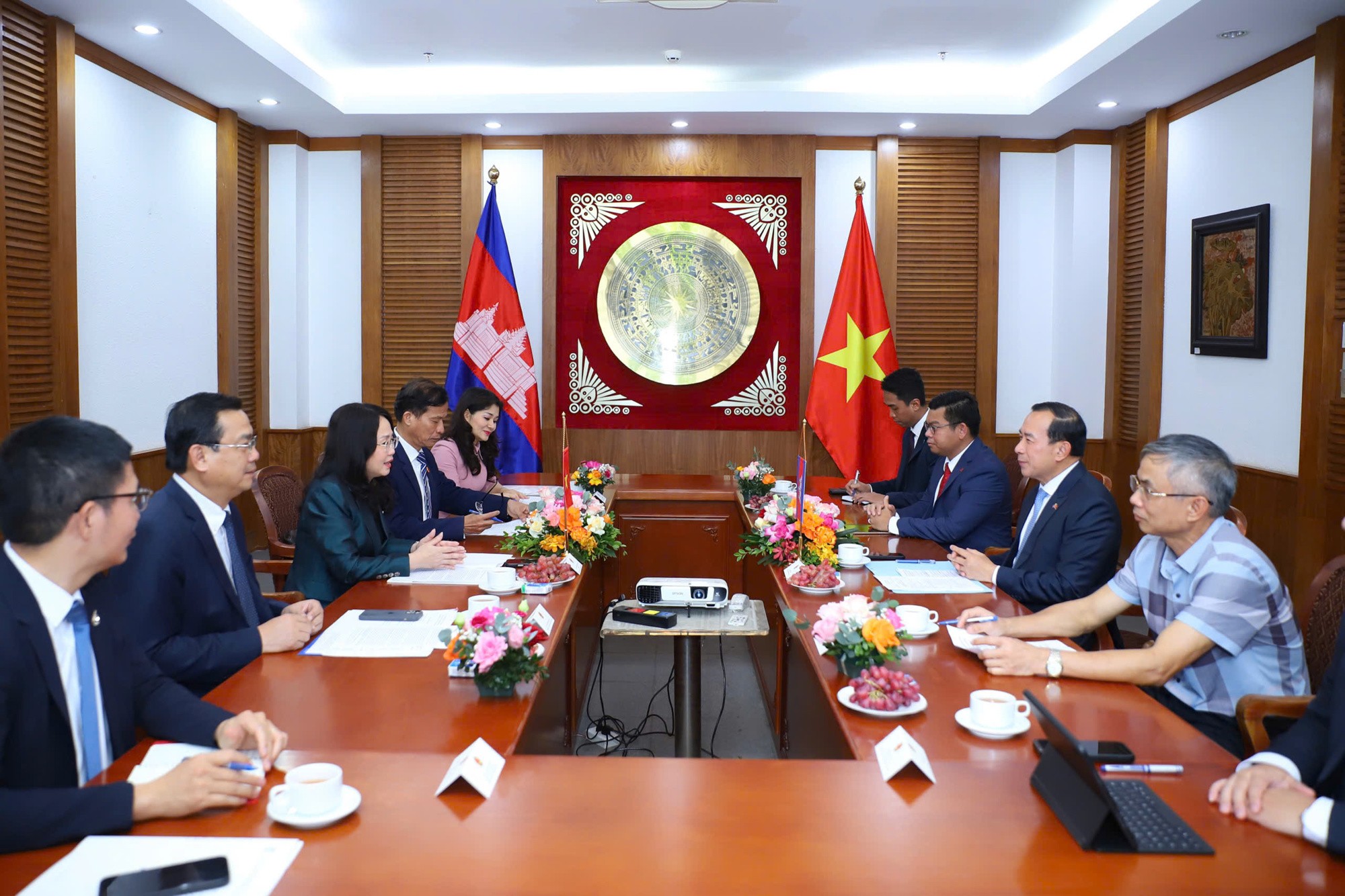 toan-canh-bo-truong-tiep-campuchia-1780912745.jpg