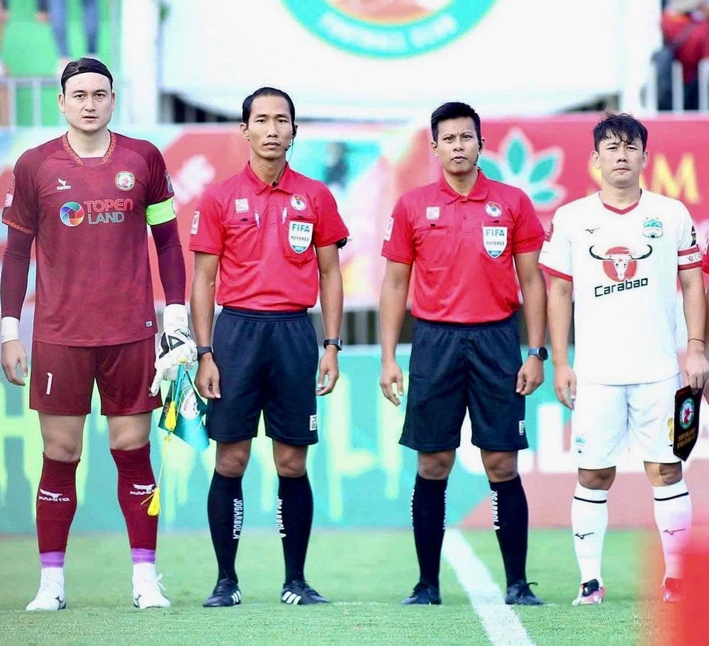 hai-trong-tai-fifa-1781231075.jpg