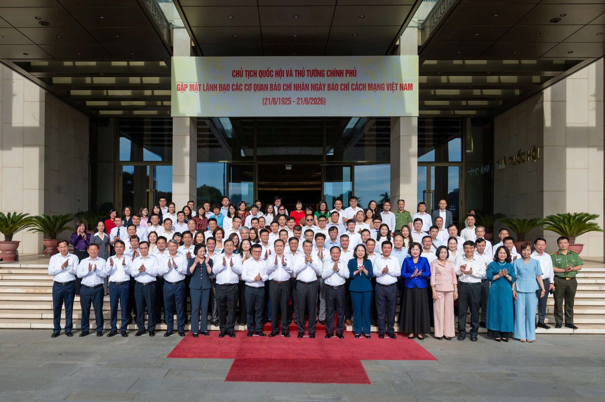 chup-anh-ky-niem-1781495778.jpg