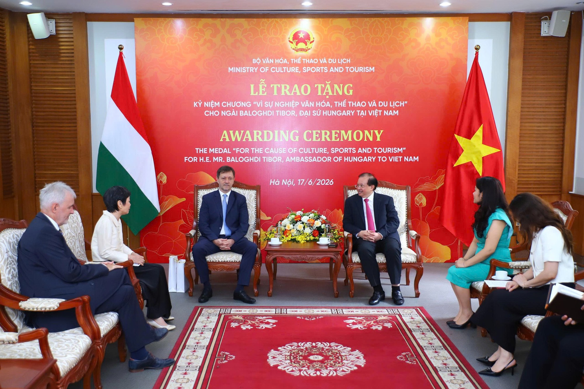 toan-canh-le-trao-tang-1781686761.jpg