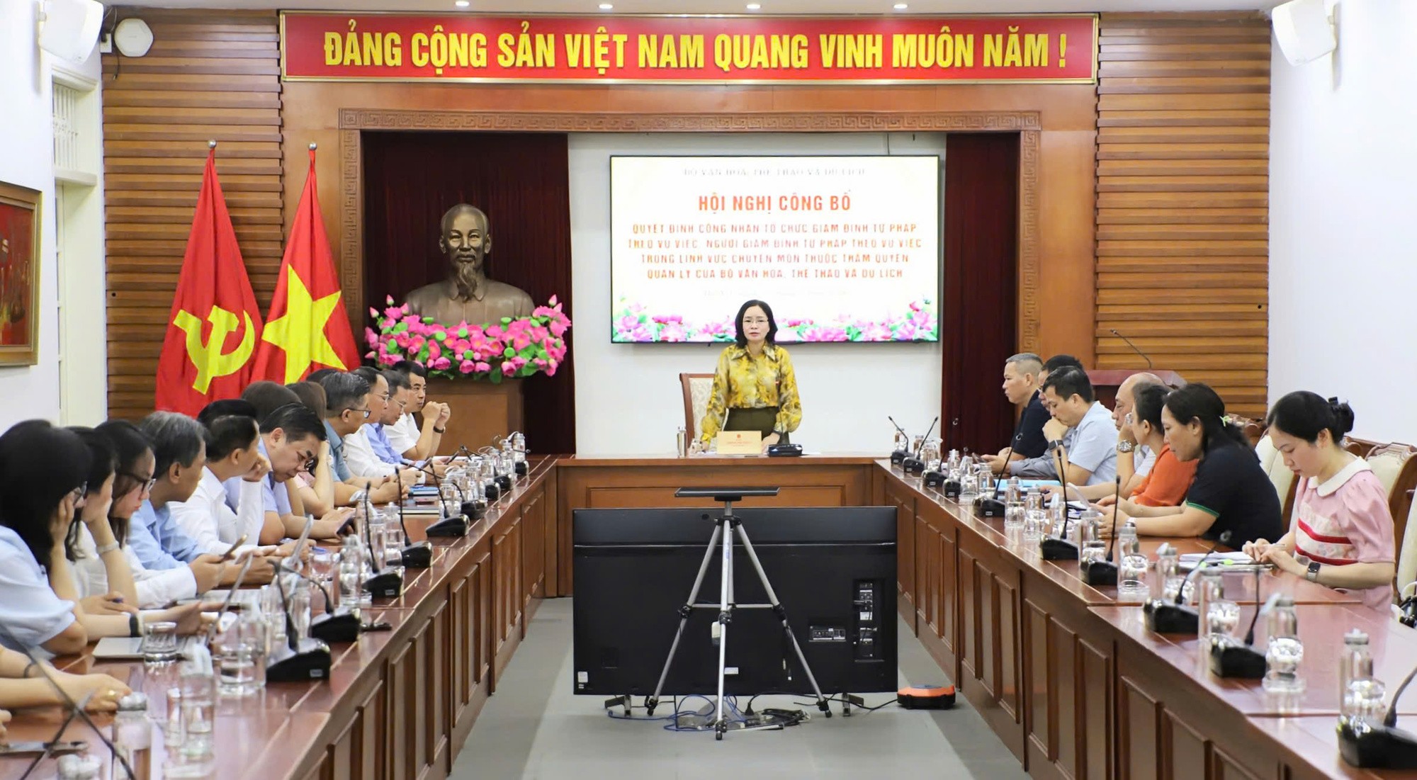 toan-canh-hoi-nghi-1782977046.jpg