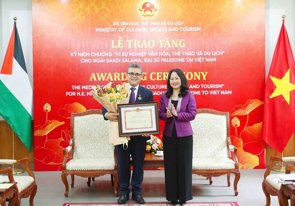 bo-truong-trao-tang-1783328638.jpg