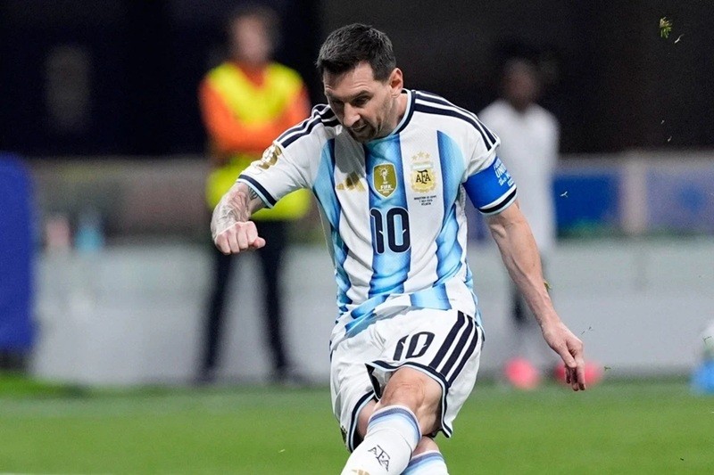 messi-da-hong-1783470504.jpg