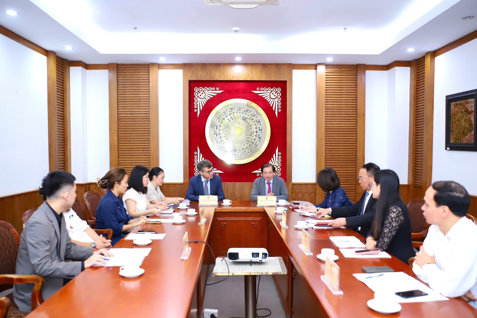 quang-canh-cuoc-hop-1783498558.jpg