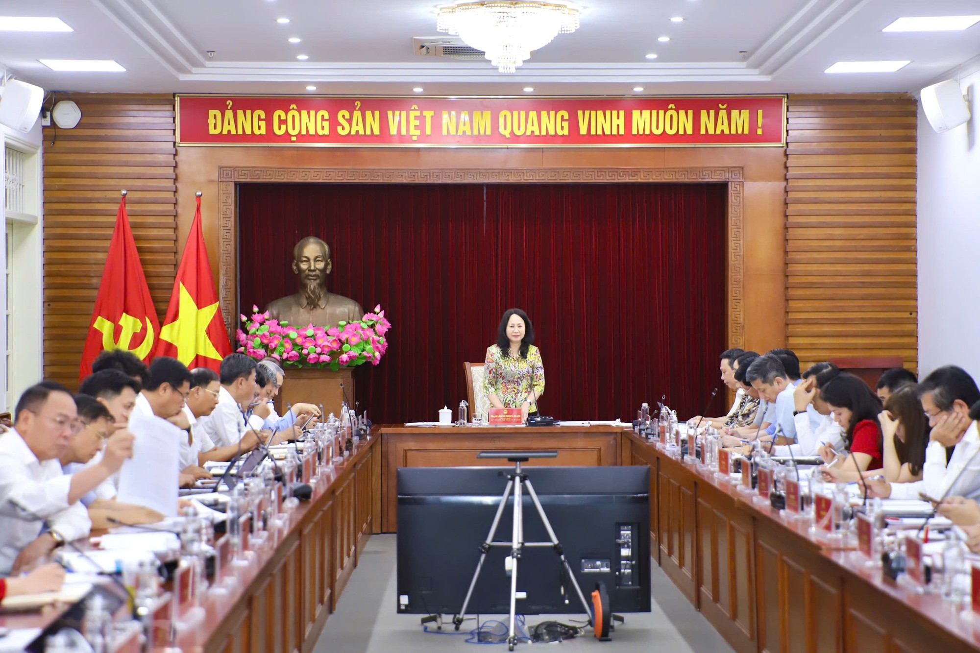 toan-canh-buoi-lam-viec-1784090237.jpg