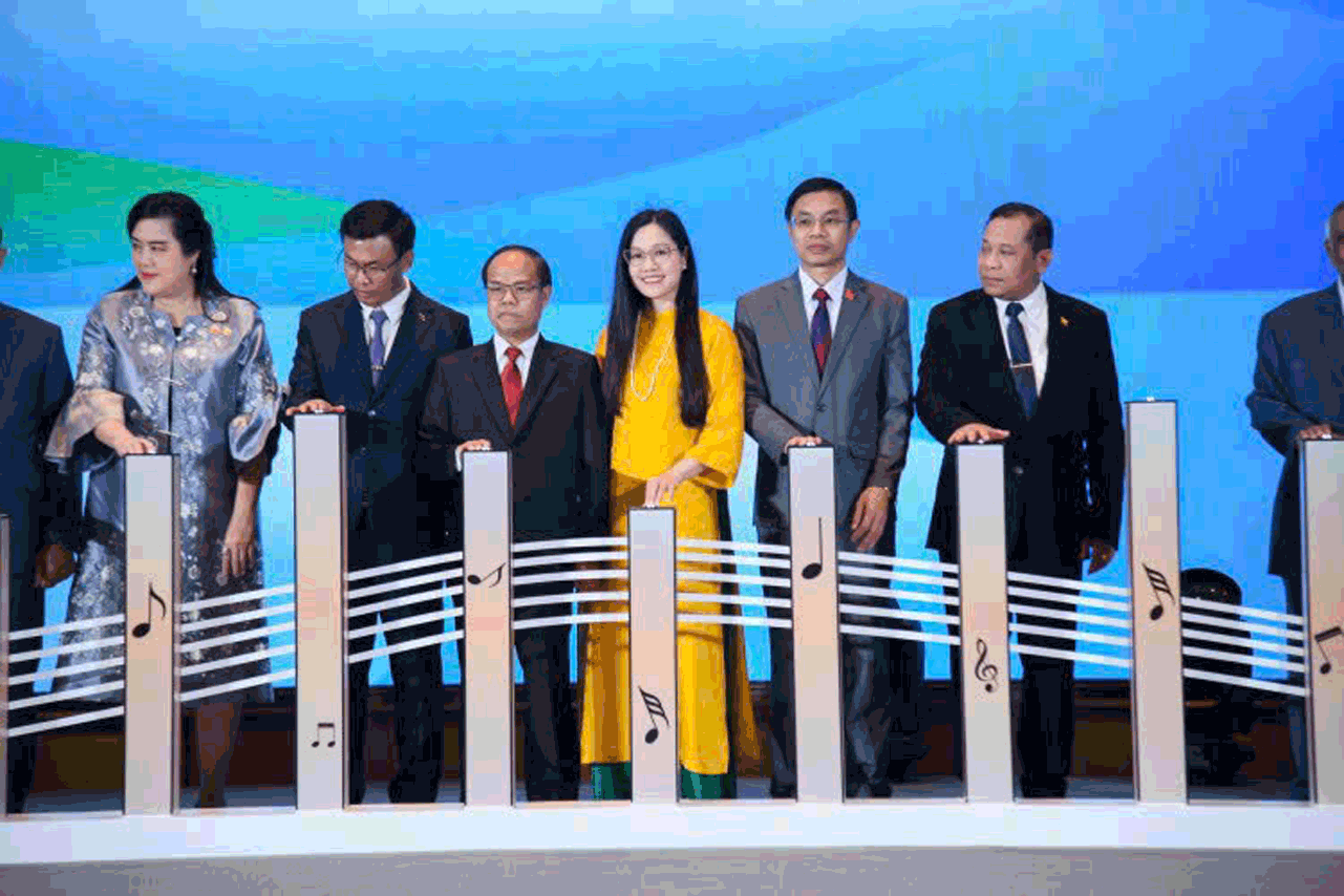 doan-viet-nam-1784260254.gif