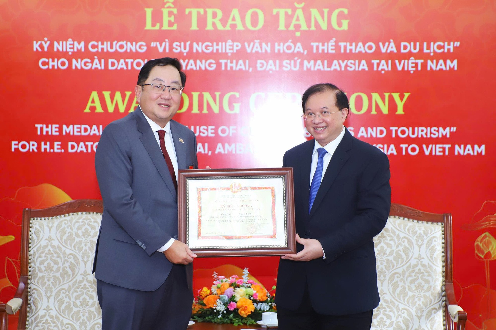 trao-tang-ky-niem-chuong-1785390089.jpg
