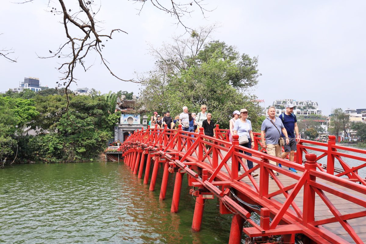 khach-quoc-te-1785809903.jpg