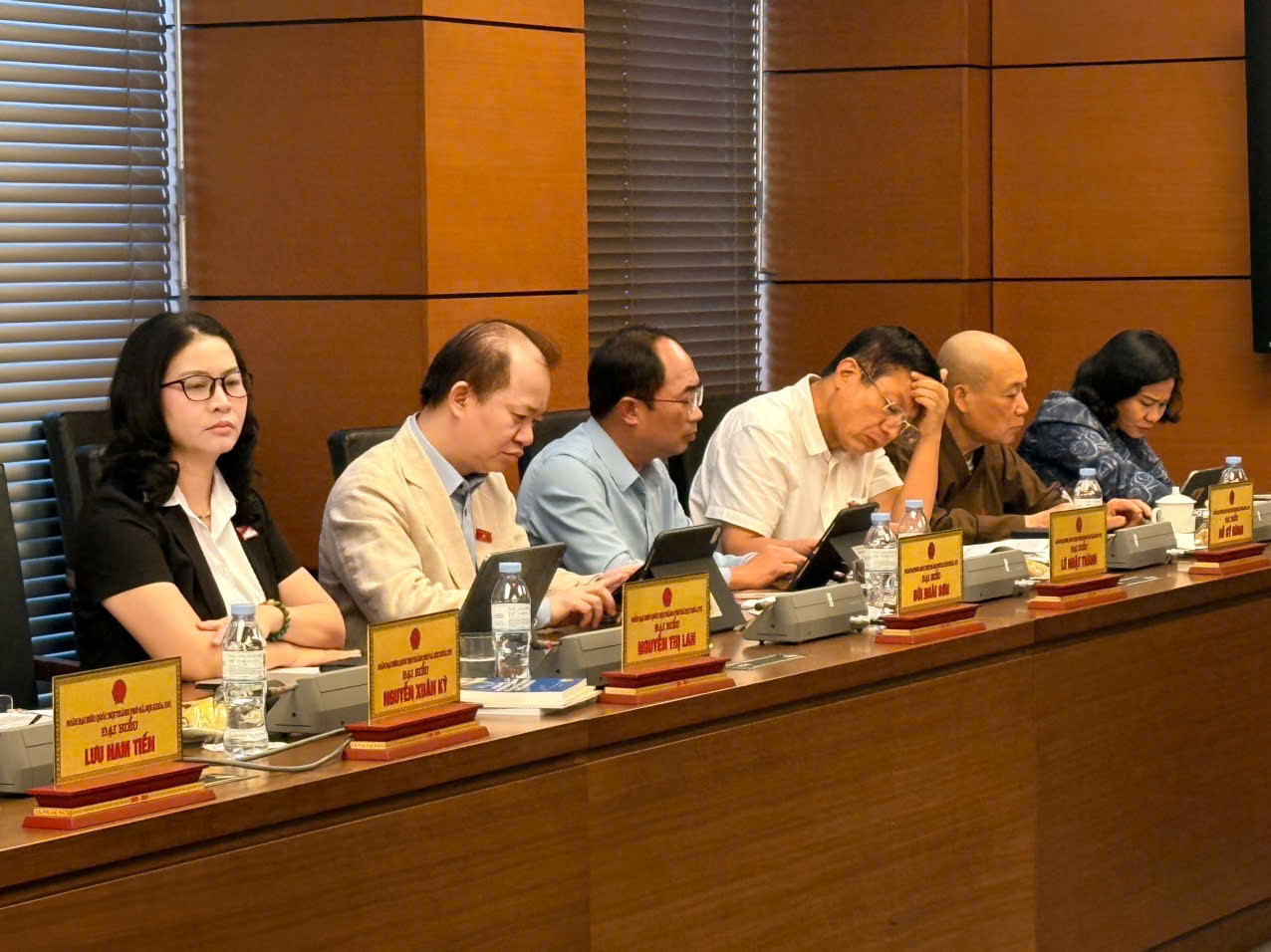 cac-dai-bieu-1786079418.jpg