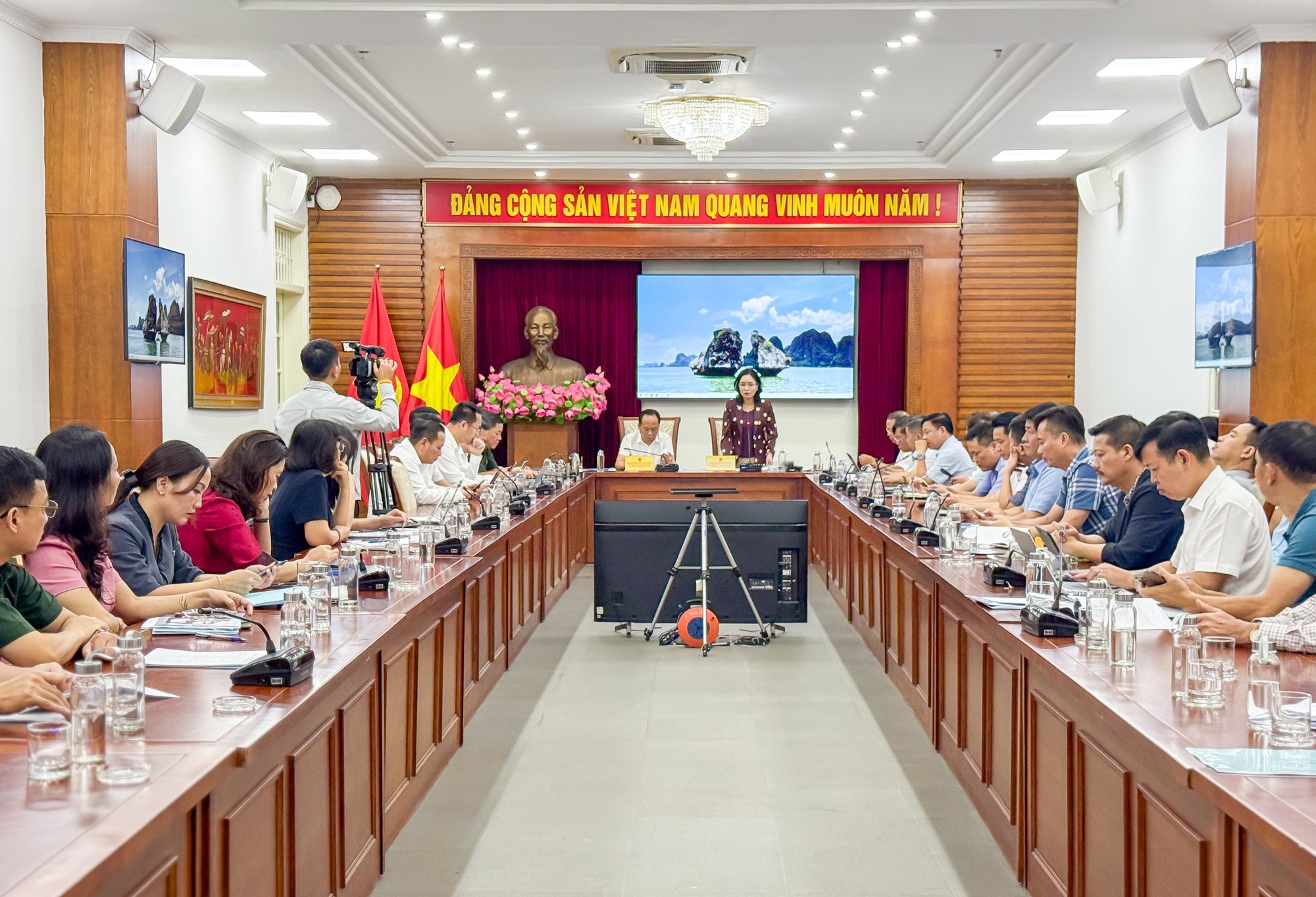 quang-canh-buoi-lam-viec-1787299715.jpg