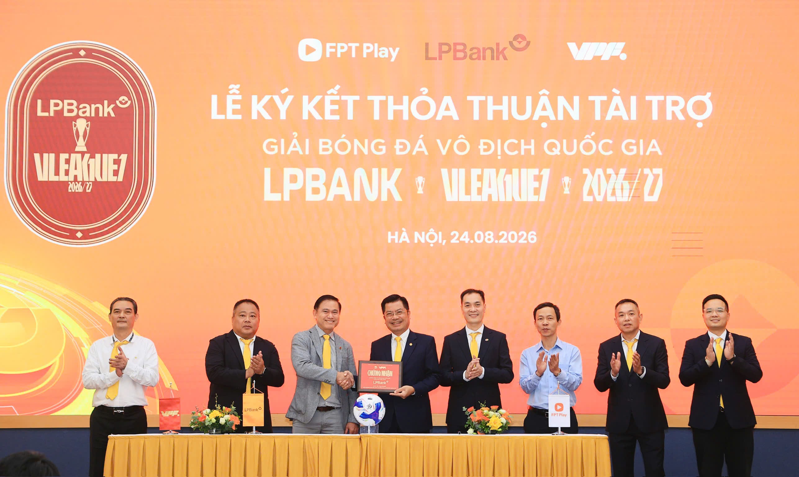 1-ong-bui-thai-ha-pho-chu-tich-hdqt-lpbank-bat-tay-cung-ong-tran-anh-tu-chu-tich-hdqt-vpf-1787566909.jpg