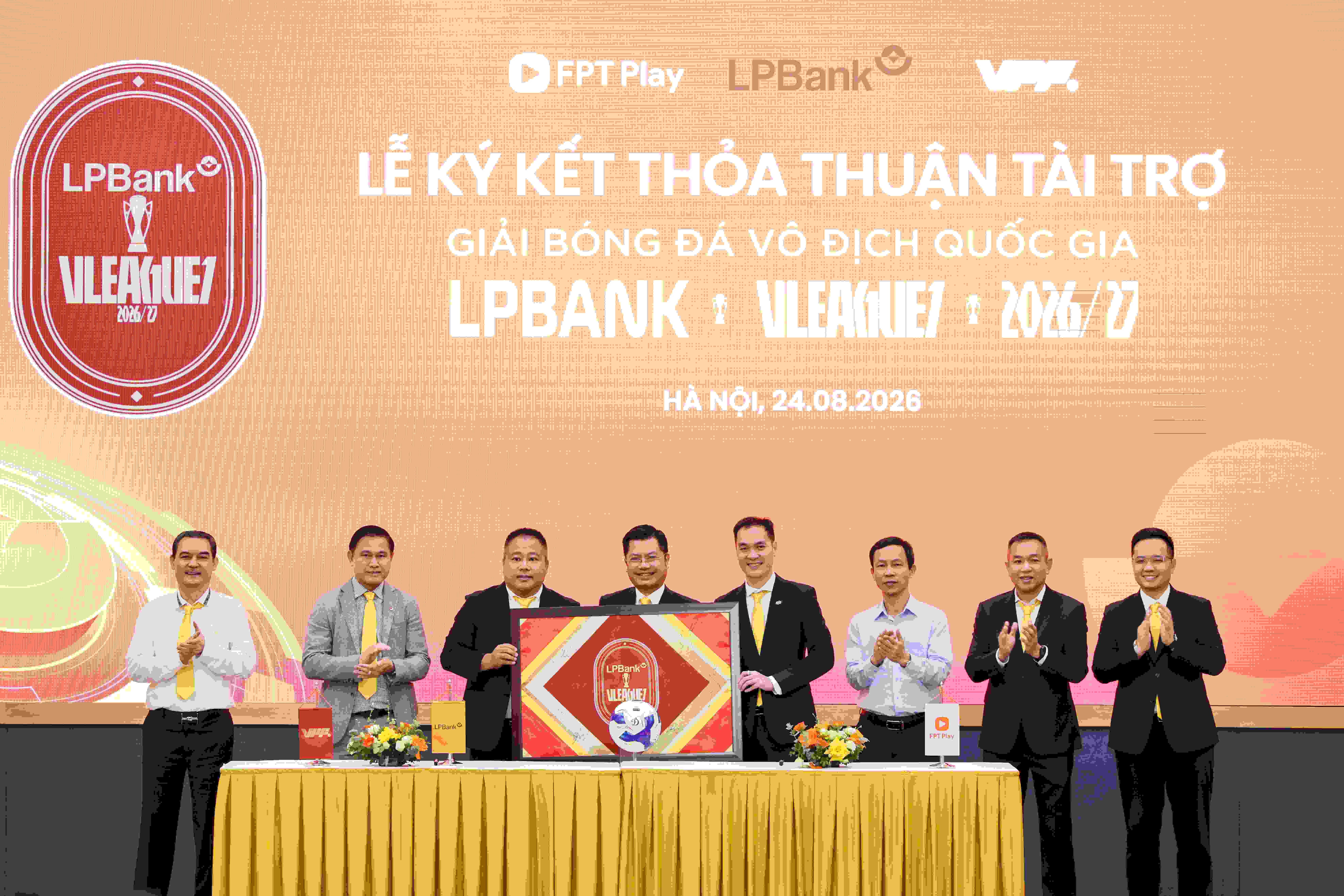 4-khoanh-khac-trao-bang-danh-vi-cho-dai-dien-lpbank-1787566909.jpg
