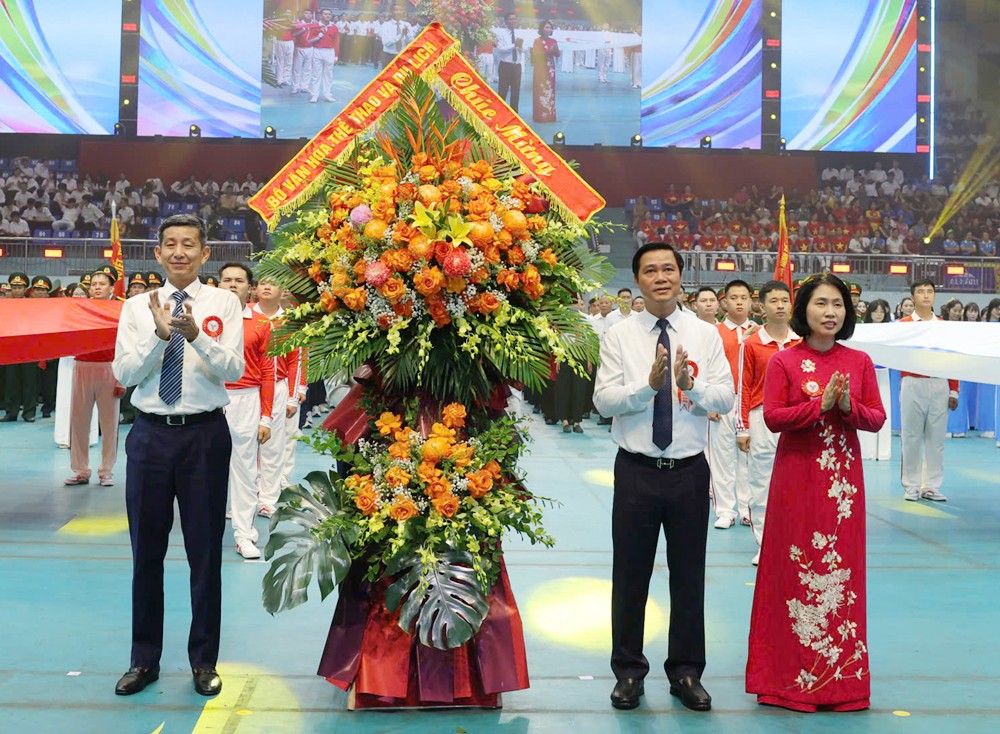 lanh-dao-cuc-the-duc-the-thao-viet-nam-tang-hoa-chuc-mung-dai-hoi-1788680113.jpg