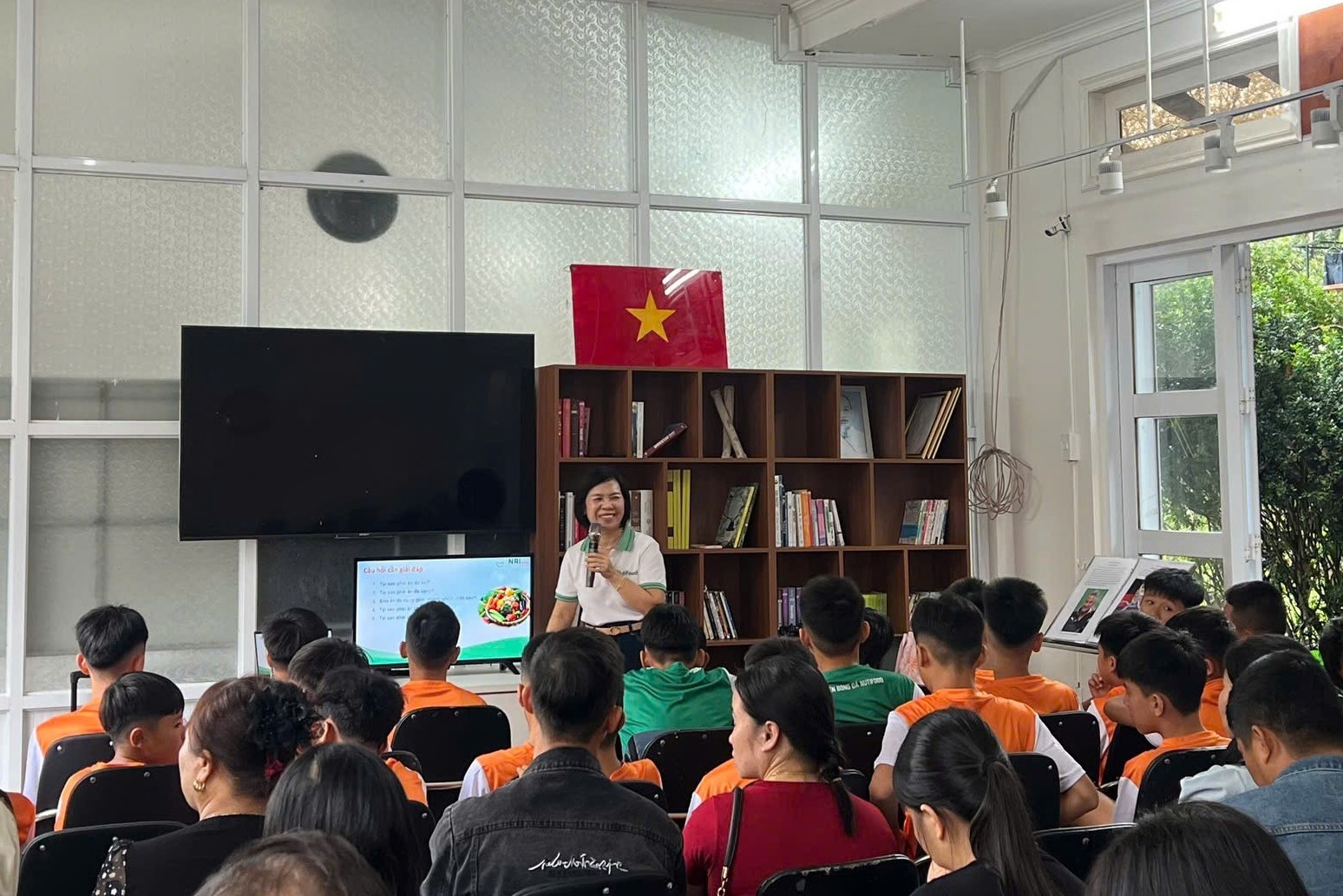 bac-si-nguyet-giang-day-ve-kien-thuc-dinh-duong-danh-cho-van-dong-vien-voi-cac-tan-hoc-vien-khoa-4-1788947563.jpg