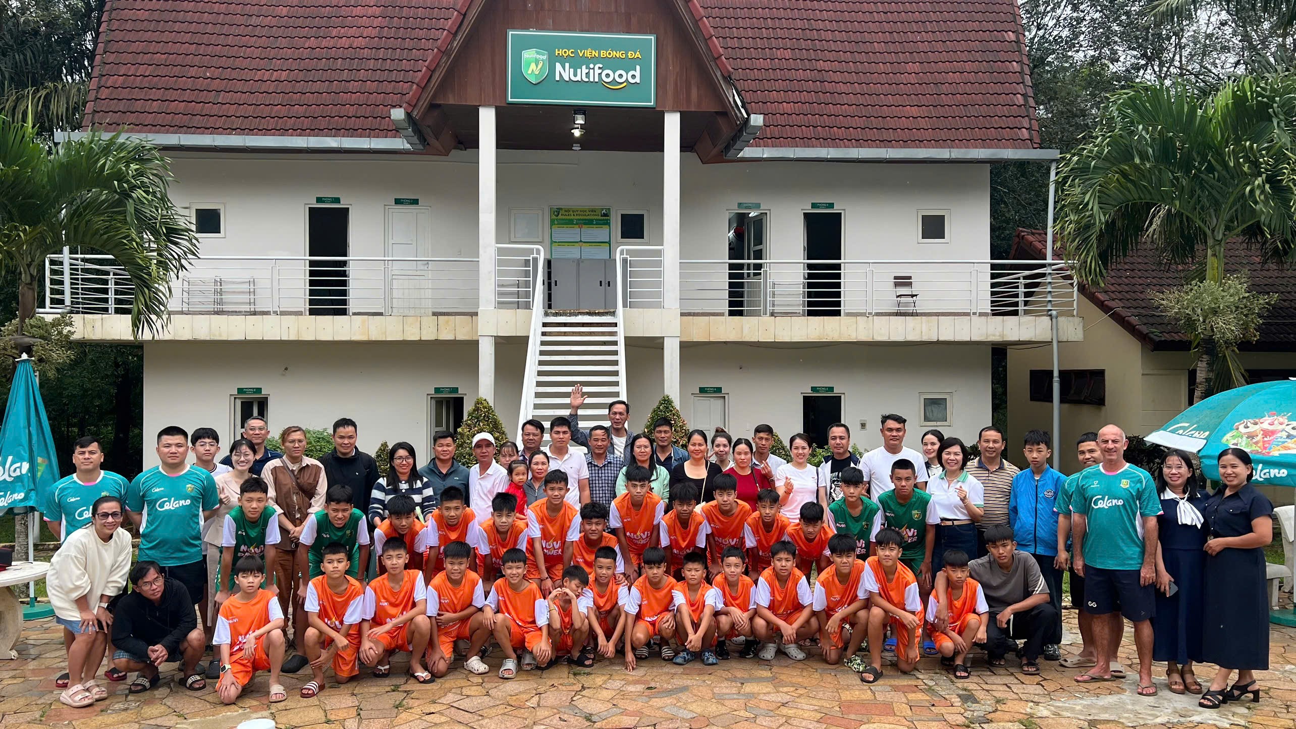 thay-co-phu-huynh-cac-hoc-vien-khoa-4-tai-buoi-le-khai-giang-1788947563.jpg