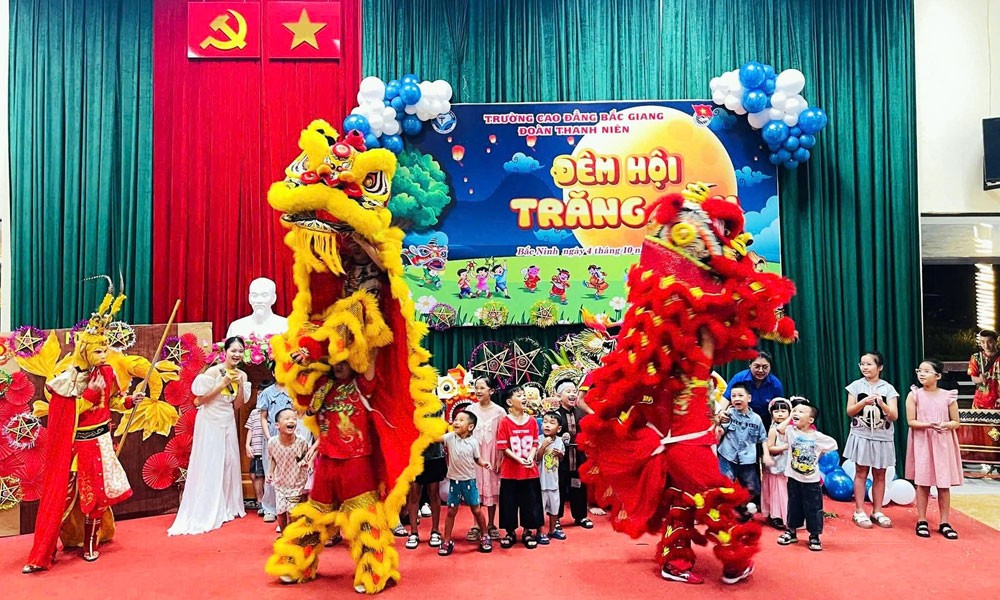 lan-su-rong-ron-rang-mua-trung-thu-bieu-dien-1789618365.jpg