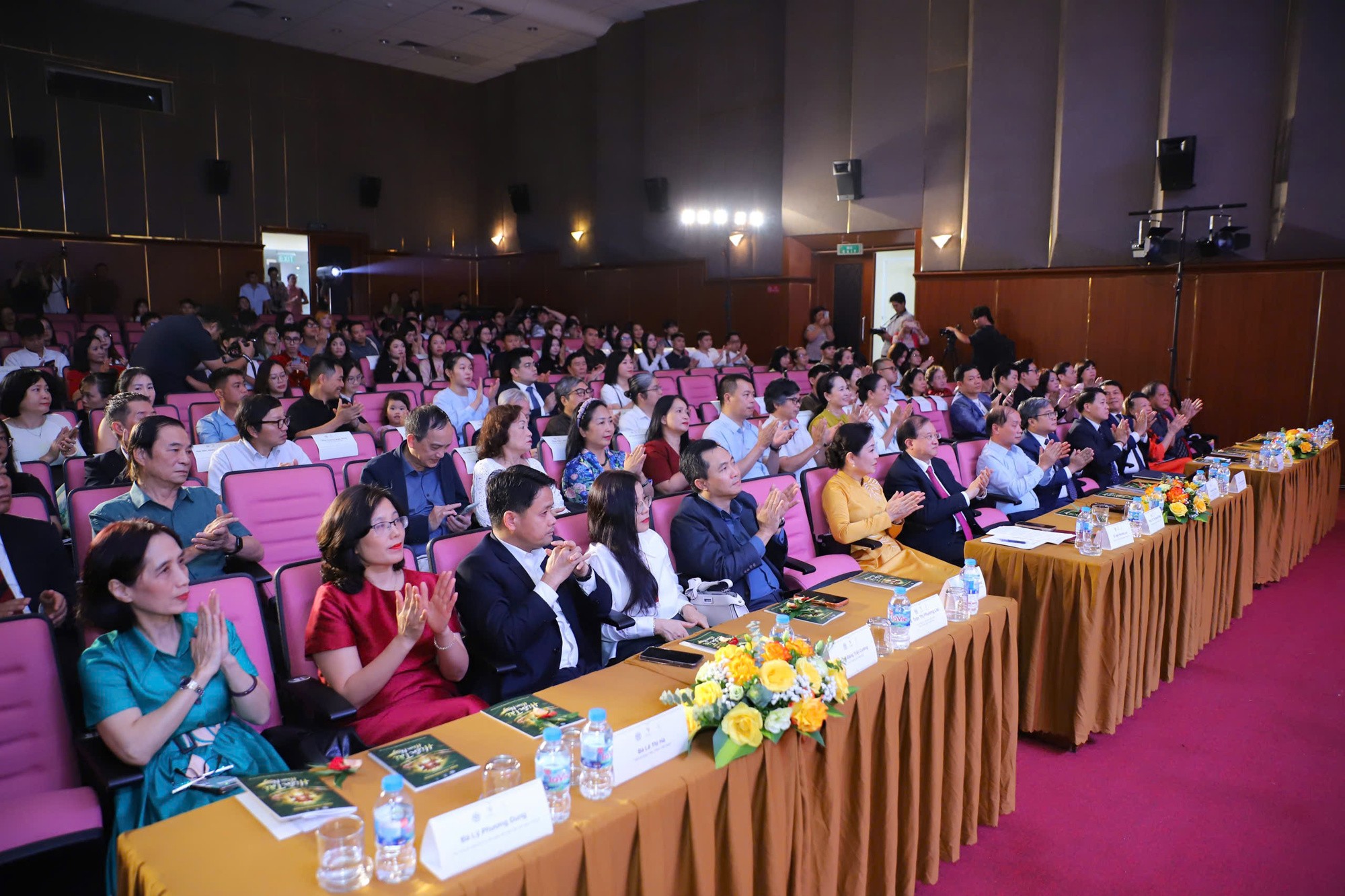 cac-dai-bieu-tham-du-le-trao-giai-1789704634.jpeg