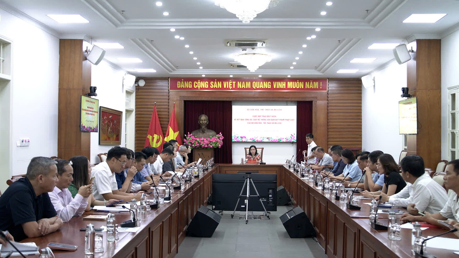 toan-canh-cuoc-hop-1789703658.jpg