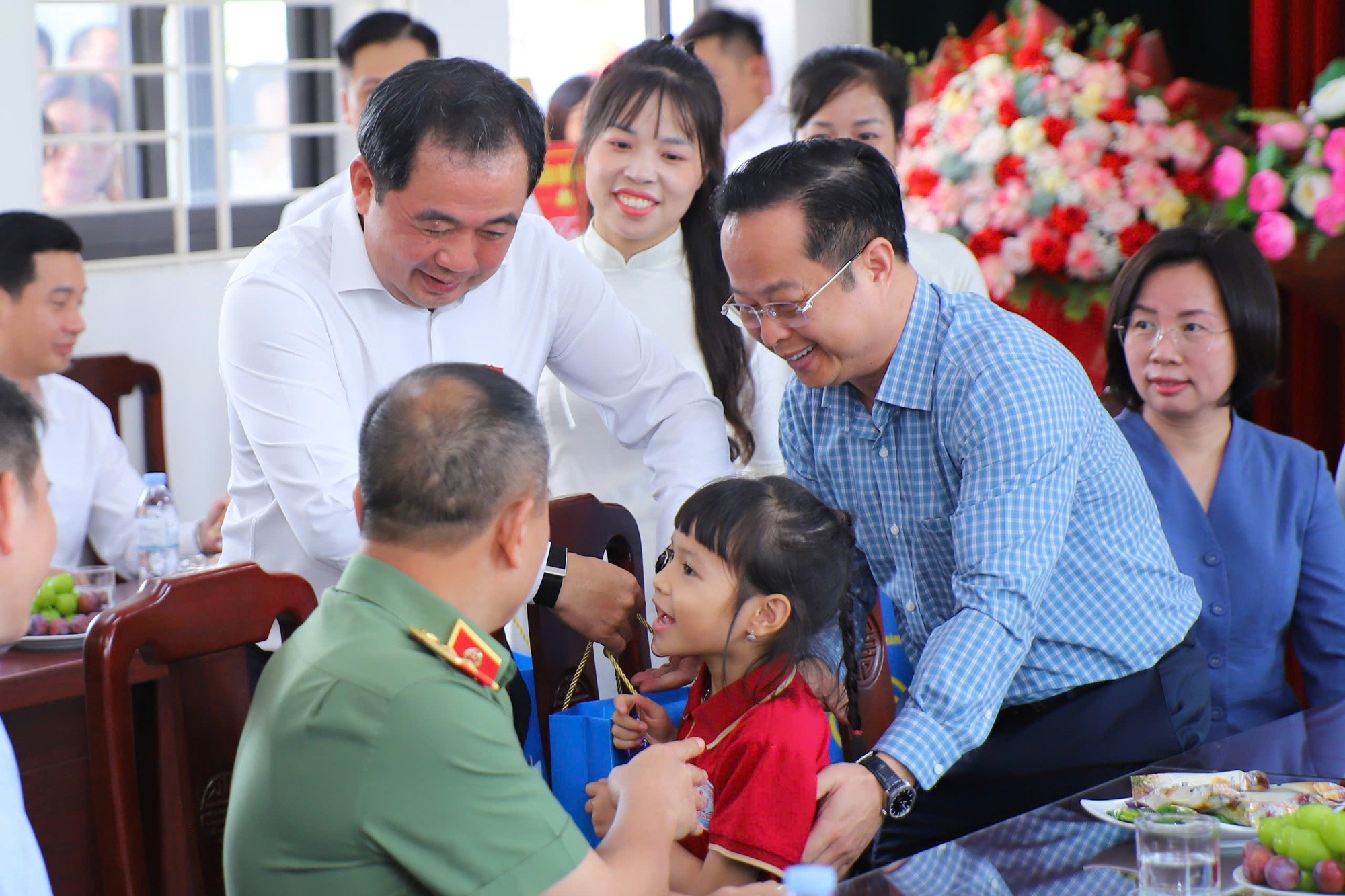 tang-qua-1-1790077046.jpg