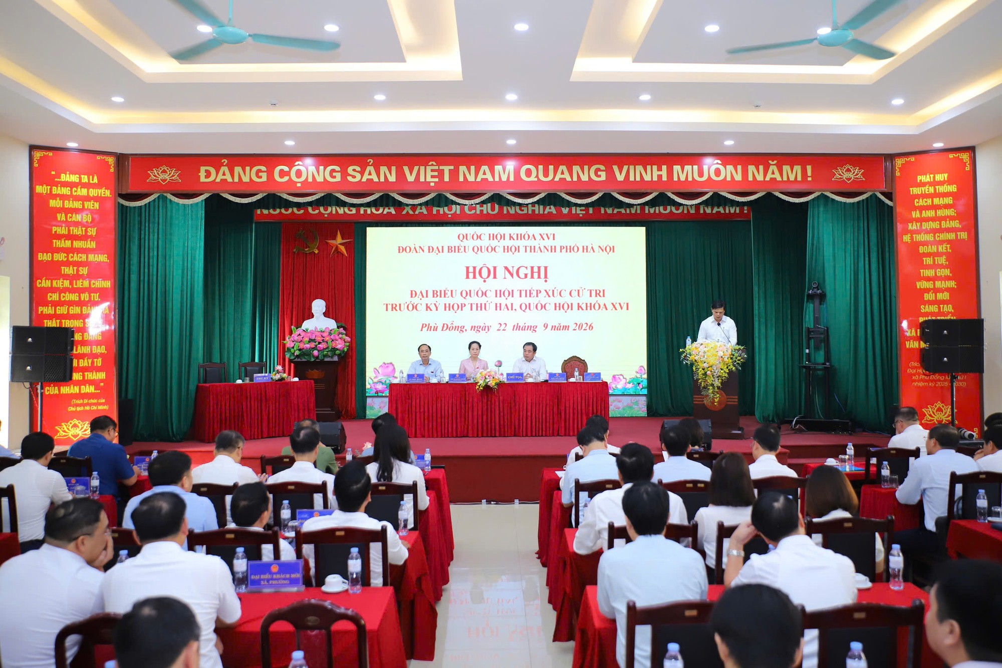 toan-canh-tiep-xuc-cu-tri-1790076752.jpg