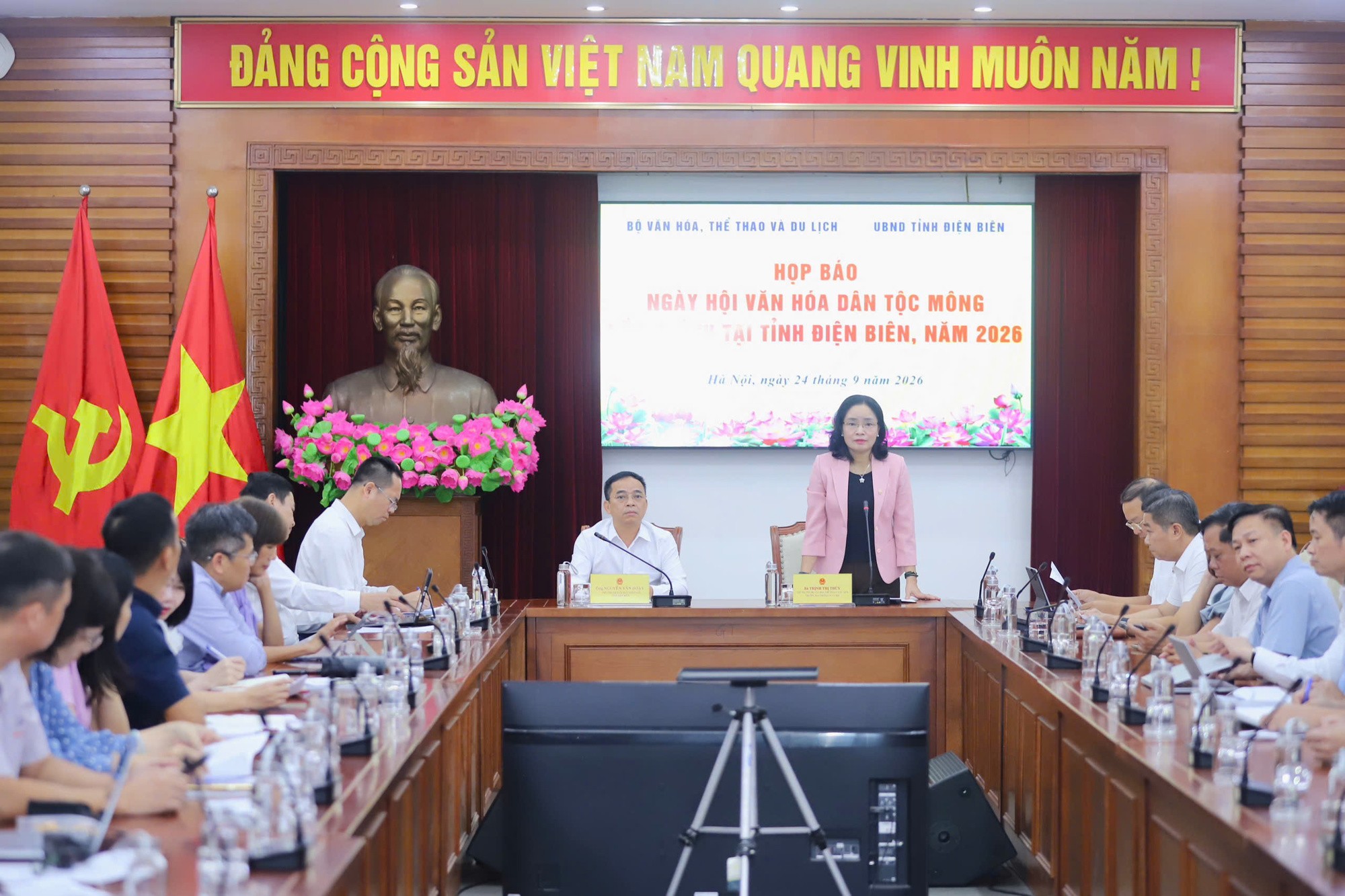 toan-canh-hop-bao-1790246402.jpg