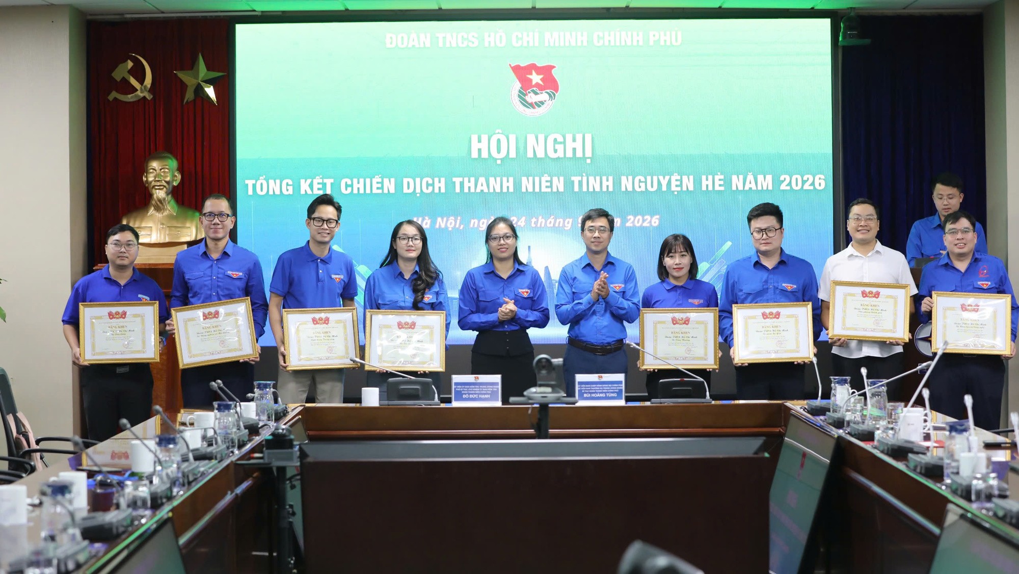 trao-bang-khen-1790304885.jpg