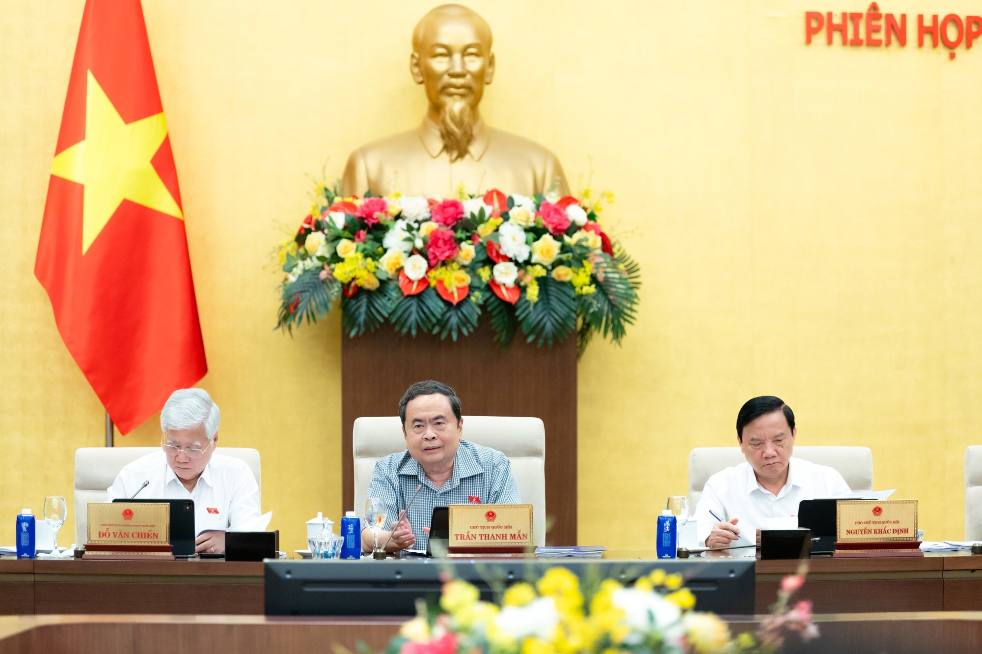uy-ban-thuong-vu-1790302866.jpg