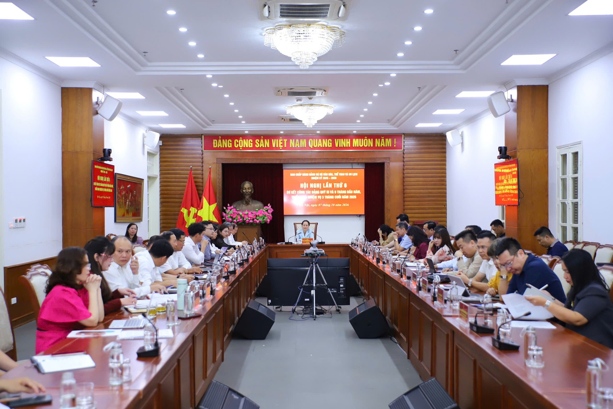 toan-canh-hoi-nghi-1791430478.jpg