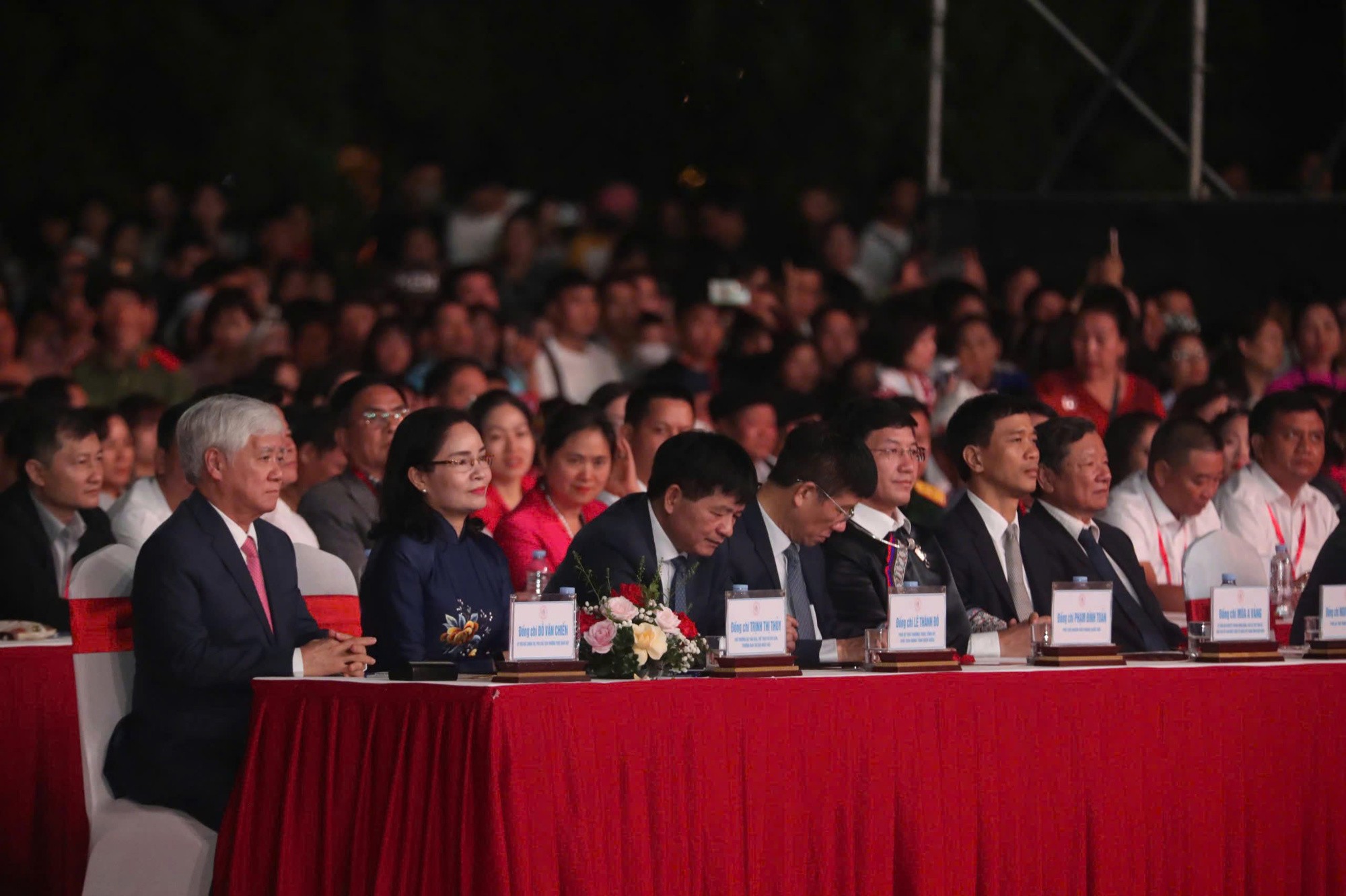 cac-dai-bieu-du-ngay-hoi-1791601489.jpg