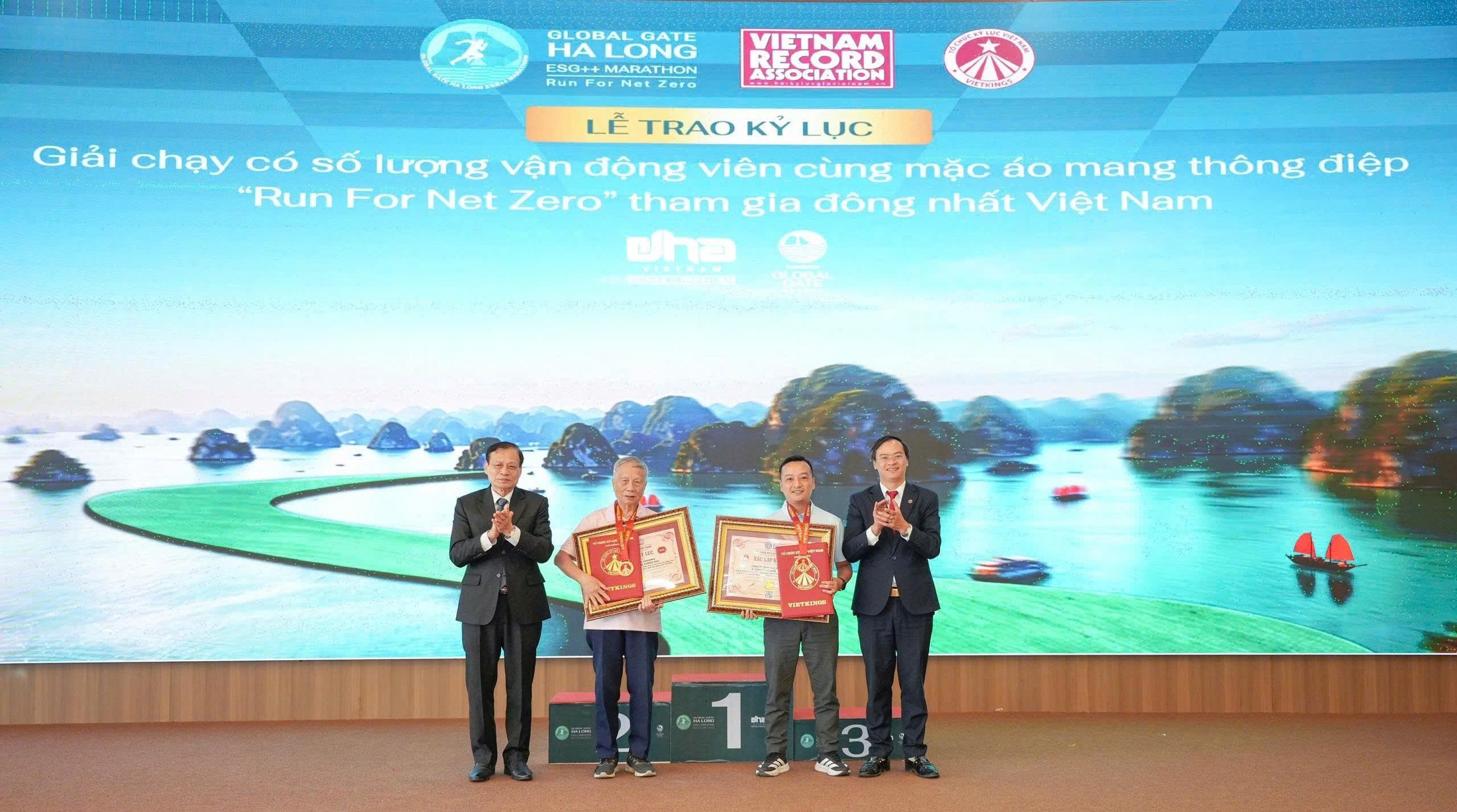 don-nhan-quyet-dinh-cong-nhan-ky-luc-viet-nam-1791721765.jpg