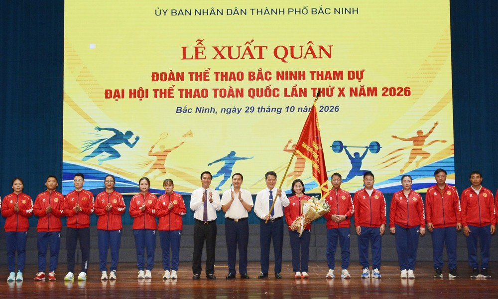 cac-dong-chi-lanh-dao-thanh-pho-trao-co-xuat-quan-cho-doan-the-thao-bac-ninh-tham-du-dai-hoi-the-thao-toan-quoc-lan-thu-10-nam-2026-1793347948.jpg